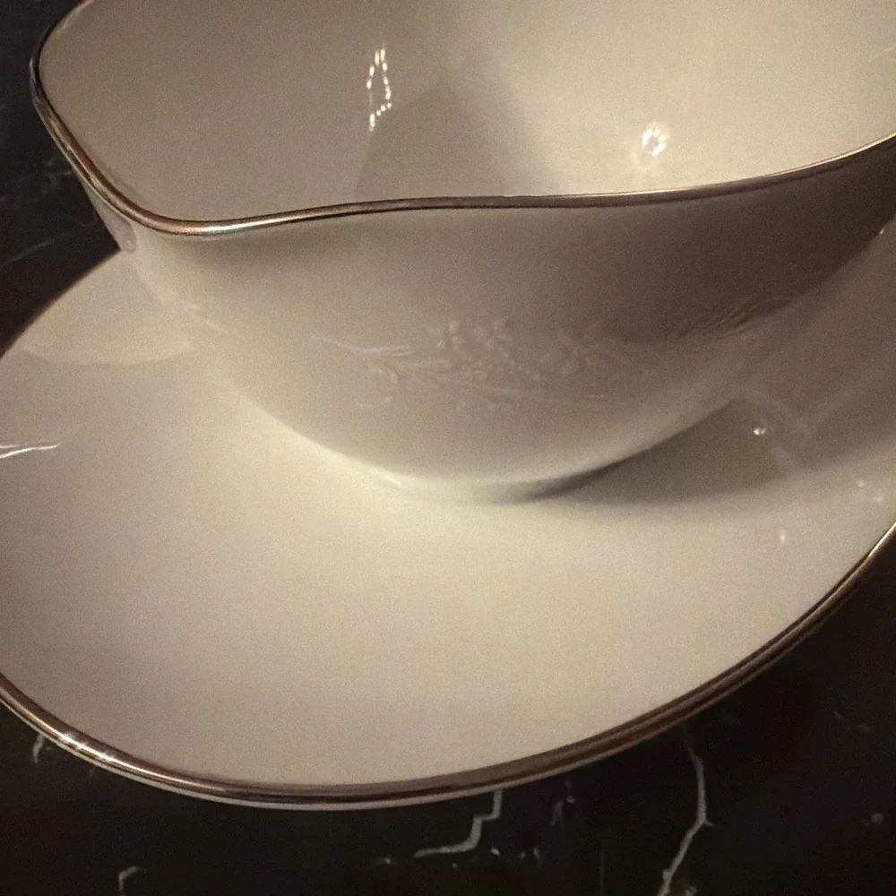 Noritake GEORGIAN 6440 Gravy Sauce Boat w Attached Under Plate White Flowers